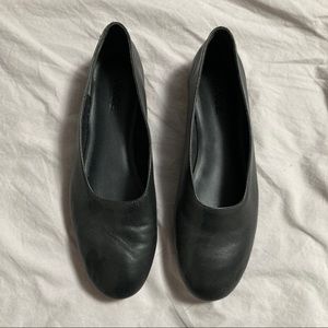 NWT VINCE Black leather flats - Size 6M